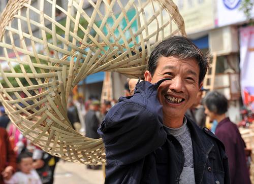 当日,广西桂林市灌阳县举办一年一度的"农历二月八"农具节,大批农具在